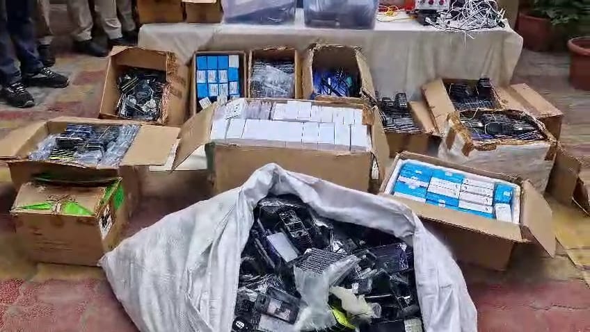 28 November : January करोल बाग में अवैध मोबाइल फैक्ट्री का भंडाफोड़