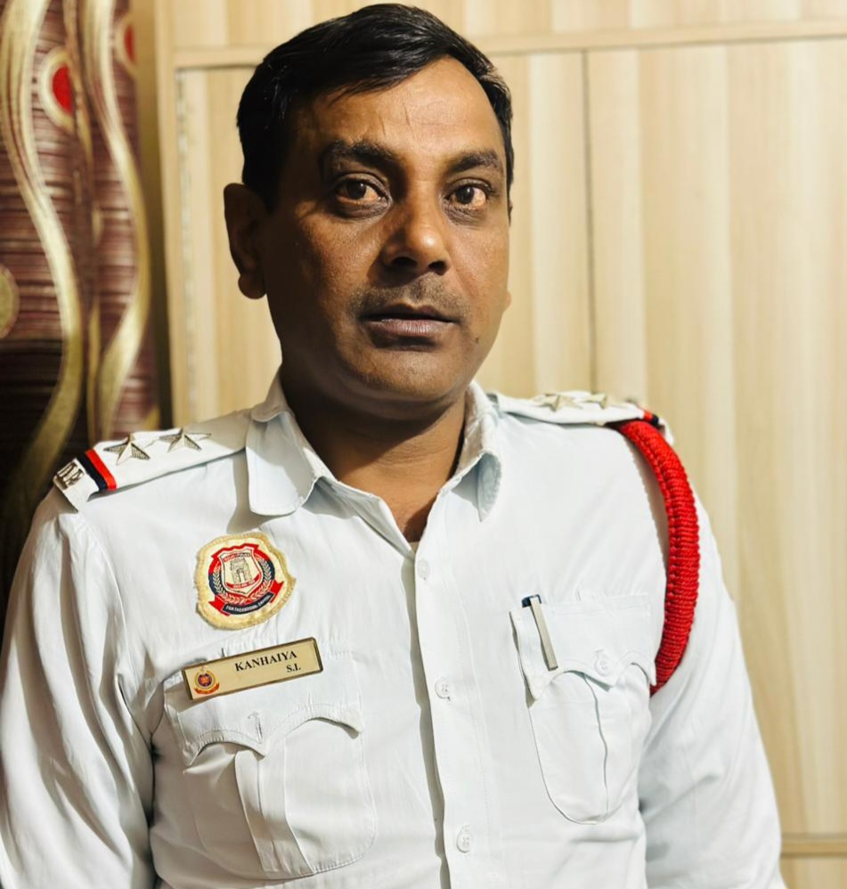 19 January : #HeroInUniform ड्यूटी से बढ़कर इंसानियत: दिल्ली ट्रैफिक पुलिस के सब इंस्पेक्टर ने सड़क हादसे में बचाई युवक की जान